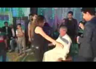  رجل عجوز يشيل رقاصة وي بها جري ايه يا جدع مالك هو فى كده