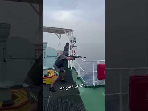 هجوم القراصنة على السفينة معركة النجاة وسط الأمواج هجوم القراصنة على السفينة معركة النجاة وسط الأمواج