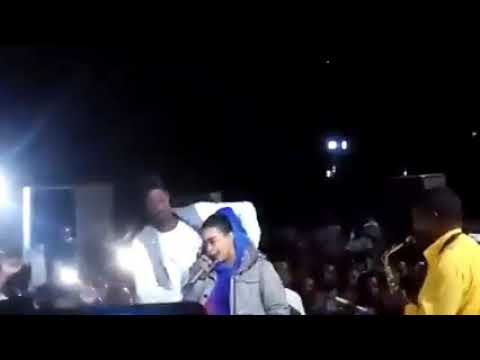 الفنانه ايمان الشريف تعتدي علي شاب بالضرب اثناء حفل 2021 الفنانه ايمان الشريف تعتدي علي شاب بالضرب اثناء حفل 2021