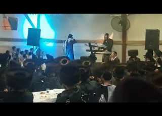 דודי לינקר עם הארגניסט דודי קולדשטיין שמחת בית השואבה עי קהילת סאטמאר בני ברק א שיינע חלום
