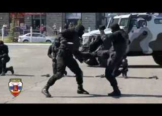  Красивый рукопашный бой от ОМОНа Прямо MORTALKOMBAT