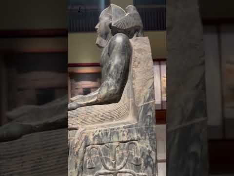 التمثال الذي يرمز لمقولة وجهان لعملة واحدة تمثال العشرة جنيه تمثال للملك خفرع