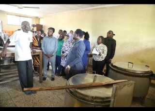  NAIBU WAZIRI DKT FESTO DUGANGE ATEMBELEA TUMAINI MABWE SEKONDARI KUKAGUA NISHATI SAFI