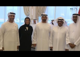  محمد بن زايد يستقبل عددا من الفنانين الإماراتيين