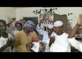 مكطع رهيب من الشاعروالفنان الرائع ابورندا البطحاني في ابوظبي مع عزا اخوان