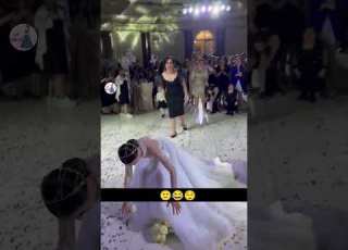  موقف محرج للعروسه لم تستطع إلقاء الورد