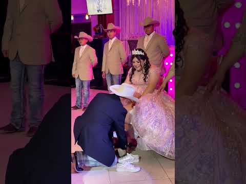 شوف العروس خلت العريس يلبسها الحذاء كدام اخوانها ولا تستحي