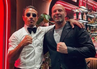  Jason Statham Εντυπωσιασμένος από τον Νusret Τον έμαθε να βάζει αλάτι όπως μόνο αυτός ξέρει Βίντε