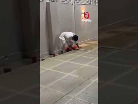 شاب سعودي قرر يهزر مع اصحابه قفل عليهم حمام السباحة