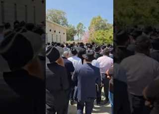 הלוויה דומעת הלווית הרב שניאור זלמן אוירכמן שליח הרבי לקריות שנספה בתאונת דרכים