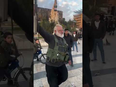 رقصة النصر لمقاتل سوري من إدارة العمليات حلب ساحة سعد الله الجابري