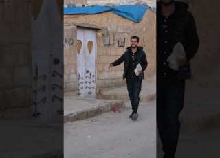 دق يت بابهم أطلب خبز وما كانوا يعرفوا إني جاي أجبر خاطرهم