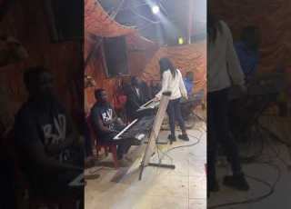 رؤي محمد نعيم تغني في الطريق العام
