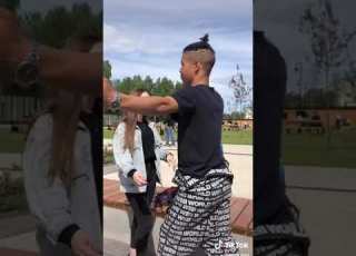 تخايلو هاذي كون جات عندنا ههههه الطفلة تتمسخر بيه