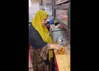 اب يحرم مراته من الاكل وياكلها فى المطبخ قدام جوز بنتها وها