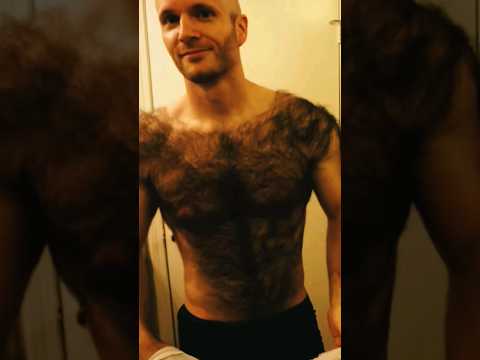 عندما تخلع قميصك شعر مشعر شعر خلفي