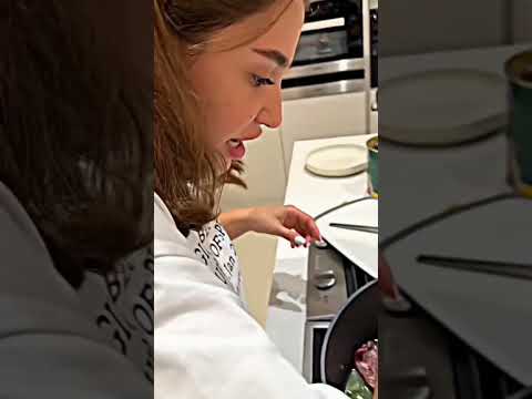 ساره الورع عم يطبخ الاكل لضيوف