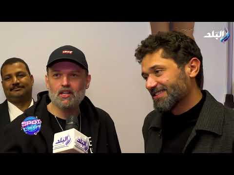 محمد محمود عبد العزيز يفاجئ كريم عبد العزيز بطريقة كوميدية على الهواء