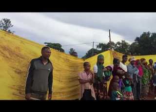 Mtoto Wa Msanii Nyakabaya Akisasambua Mauno Ya Uzazi