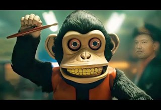 دمية ع شكل قرد كلما شخص يفتحها ينقتل شخص بصورة مجهولة والكل ينصدم ولا يعرفون اين الحل