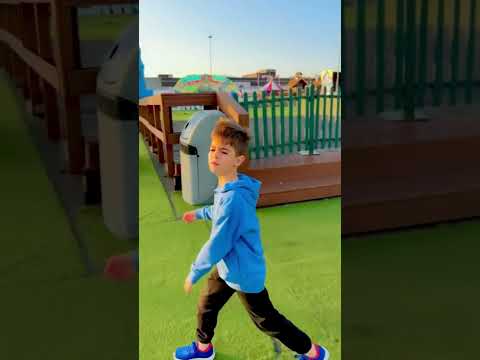 خلودة مابدو يتصور جنب التمثال عصب عليي خلودة مابدو يتصور جنب التمثال عصب عليي