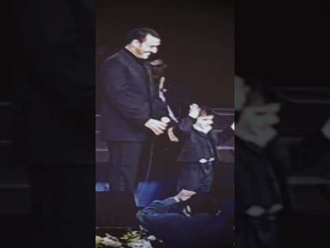 طفل دمه عسل يصعد المسرح ويغني مع القيصر كاظم الساهر زيديني عشقا حفلة بيت الدين 2004