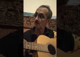الشاعر محمد الحنفي إزنزارن يعزف و يغني اغنية التي سترى النور قريبا