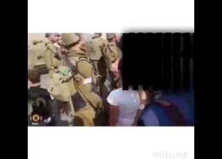 بنت فلسطينية شجاعةبتحكي مفكر حالك اذا ماسك درع ولابس سلاح بتخوف الفلسطي