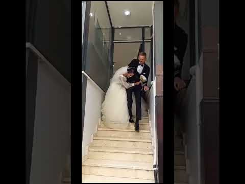 العروسة وقعدت على الدرج هي والعرس
