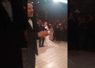 جميلة عوض ت مع والدها عادل عوض بحفل زفافها وتقبل رأسه