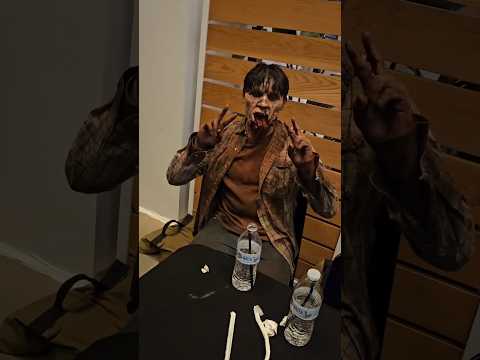 مفاجأة مرعبة زومبي في الشارع