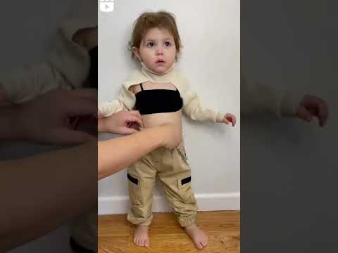 امها تلبس الملابس الطفله