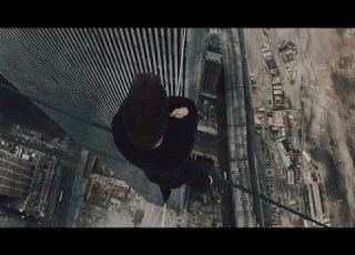 شاب بيتحدي العالم و بيمشي علي حبل مربوط بين اعلي برجين في العالم قصة حقيقة ملخص The Walk