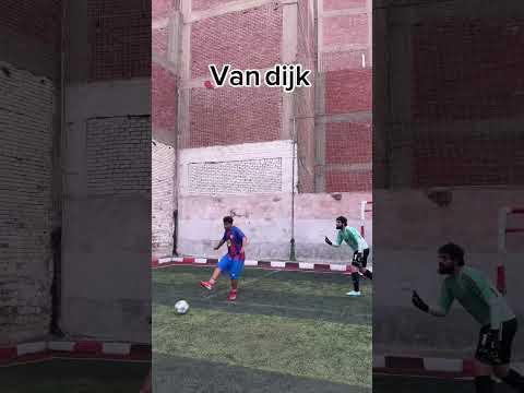 حد عارف مين المدافع اللي مسك الكوره ب ايدو في ضربه المرمي