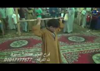  طفل صعيدي ي على مزمار محمد عبد العال البنجاوي