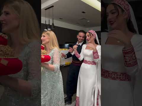 دخول شيرو و شهد لحفلة الحنة وسط رقص عائلتهم