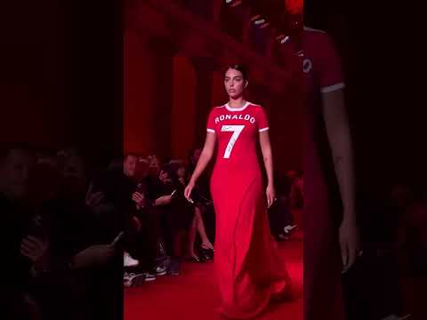 ما رأيكم بإطلالة جورجينا رودريغيز في أسبوع الموضة في باريس