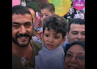  ملك الجدعنة بيمشي برزم فلوس في جيبه عشان يوزعها على الغلابة