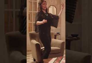 نيرمين الفقى ترقص على انغام الموسيقى