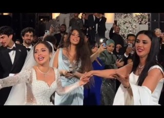   والدة رنا رئيس اللي قلبت السوشيال ميديا في فرح بنتها هي إزاي مامتها دي أصغر منها وطلعت مشهورة