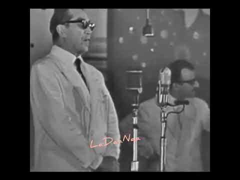 مقطع نادر للفنان الكبير يوسف وهبي يقدم عبد الحليم حافظ في أحد حفلات الكويت