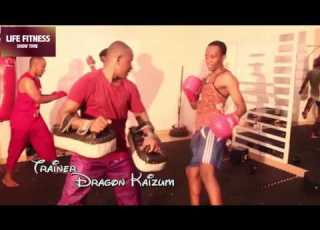 JINSI YA KUFANYA MAZOEZI YA KINGBOX KUPIGA KWA KUPIGA PAD ZA MATEKE NA NGUMI