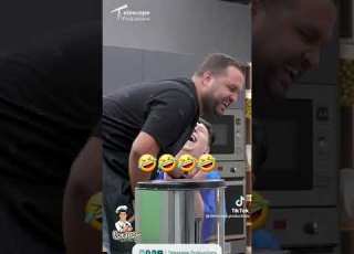مضحك لورانس وهو لابس ازرق