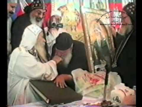 أبونا فلتاؤس يقبل البابا شنودة فى بساطة الأطفال ويقول له بحبك يا سيدنا فماذا قال له البابا شنودة