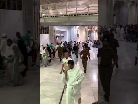 الملك يؤدي مناسك العمرة