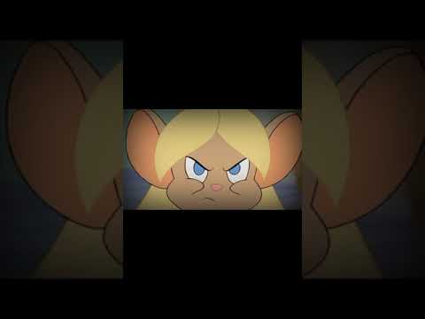 واقف مصدوم في مرايتي تصميم توم وجيري