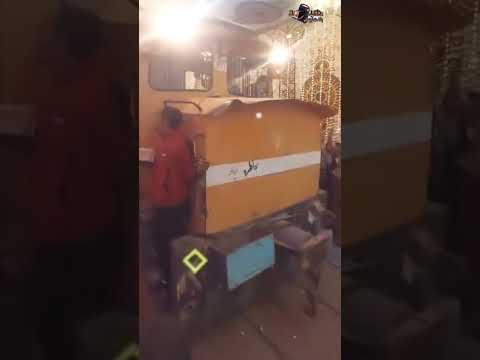 الطف لقطة ممكن تشوفها قطر بيعدي وسط فرح وبيشاركهم الفرحة اكسبلور