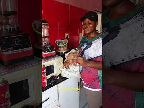 كل الأمهات يفعلن ذلك كلما مررن بالسوق