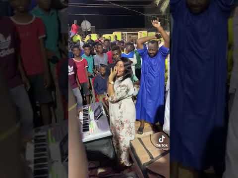 الفنانه نهى الثورة