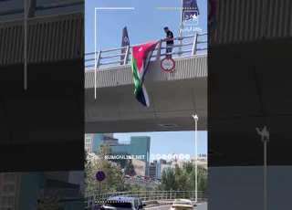 شاهد ردا على من اقتلع العلم نشمي أردني يعيد رفعه في نفس المكان وكالة أنباء رم